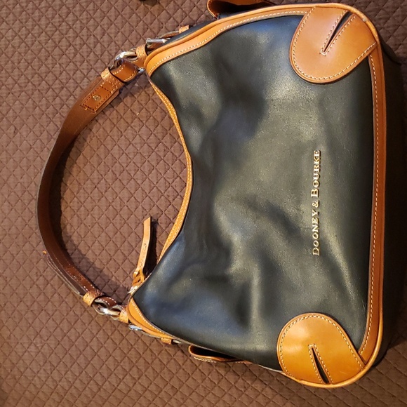 Dooney & Bourke black hobo shoulder bag.. EXCELLENT! - Picture 4 of 11